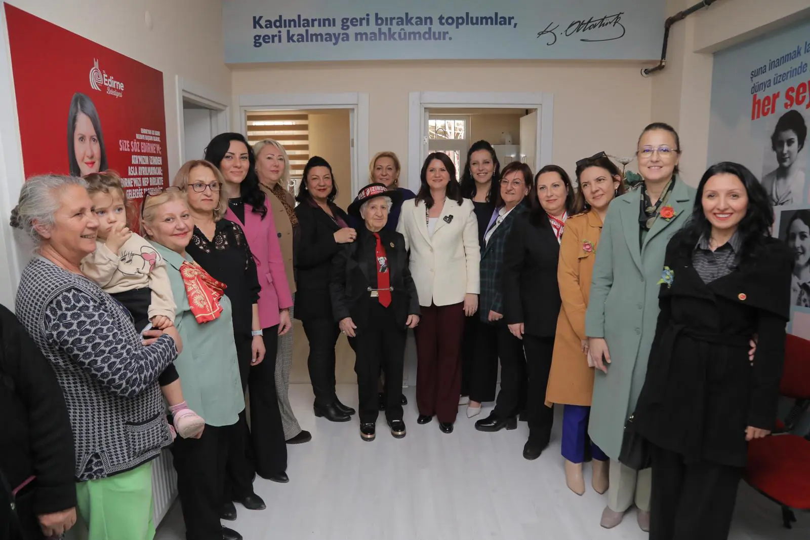 EDİRNE BELEDİYESİ YENİİMARET KADIN MERKEZİ KADINLAR GÜNÜ’NDE HİZMETE AÇILDI galeri görseli
